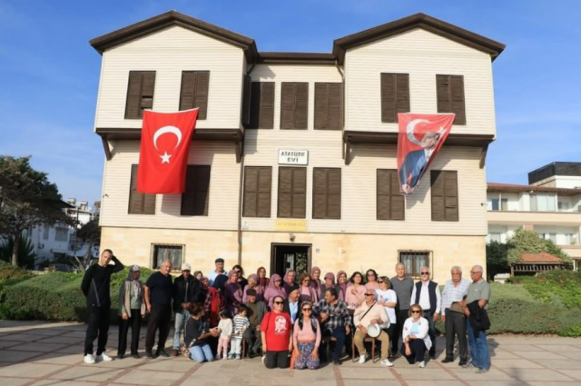 Mersin Büyükşehir Belediyesi’nin sosyal ve kültürel etkinlikler kapsamında düzenlediği özel bir gezi, Mut Çukurbağ Kırsal Mahallesi sakinlerini Silifke’nin tarihi miraslarıyla buluşturdu. Geziye katılanlar, Ulu Önder Mustafa Kemal Atatürk’ün anısını yaşatan önemli mekanlar olan Silifke Gazi Çiftliği ve Taşucu Atatürk Evi Müzesi’ni ziyaret etti.