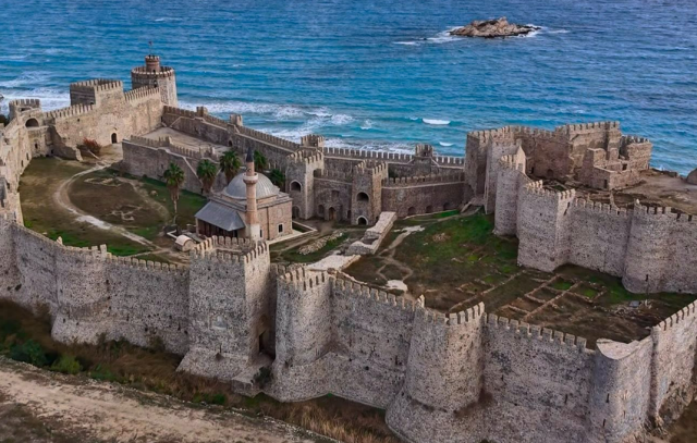 Ziyaretçiler, kalenin surları arasında gezerken kendilerini adeta bir zaman yolculuğunda hissediyor.