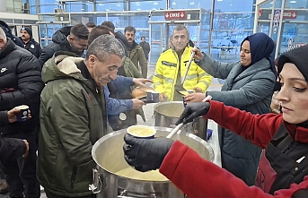 Sivas Belediyesi’nden Yolda Kalan Yolculara Sıcak İkram