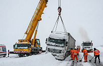 Kara Saplanan TIR Güçlükle Kurtarıldı