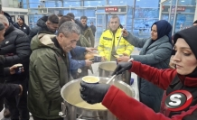 Sivas Belediyesi’nden Yolda Kalan Yolculara Sıcak İkram