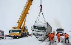 Sivas Akıncılar’da Kar Esareti: Kara Saplanan TIR Güçlükle Kurtarıldı