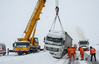 Sivas Akıncılar’da Kar Esareti: Kara Saplanan...