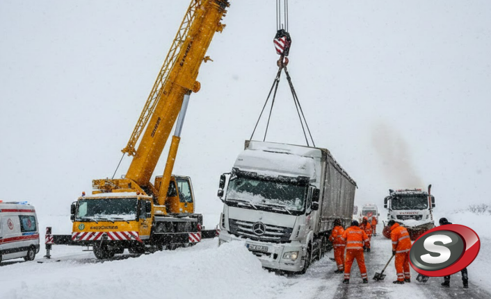 Sivas Akıncılar’da Kar Esareti: Kara Saplanan TIR Güçlükle Kurtarıldı